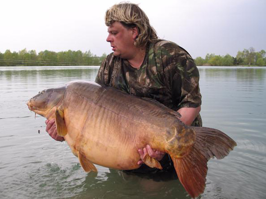 Bill%20Cottam%20with%20the%20Scarred%20Carp%20Weighing%2082lb.jpg